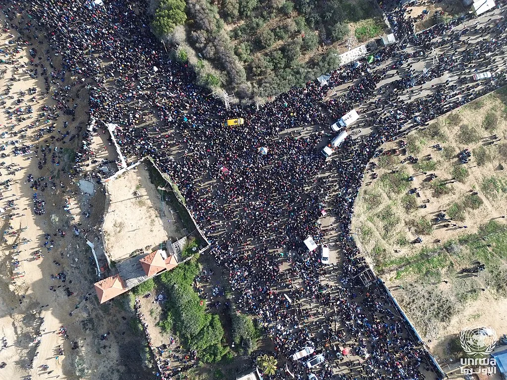صورة أرشيفية أو توضيحية: نازحون قرب النصيرات في غزة؛ ليست من الحدث المذكور في الخبر.