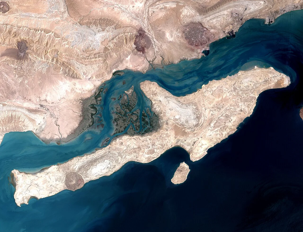 صورة أرشيفية أو توضيحية: جزيرة قشم ومضيق هرمز من الفضاء؛ ليست من الحدث المذكور في الخبر.