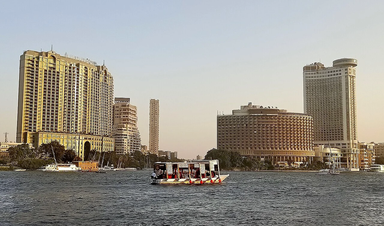 مبانٍ على نهر النيل في القاهرة؛ صورة توضيحية