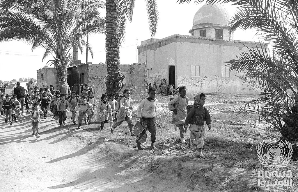 صورة أرشيفية لأطفال يغادرون صفوفًا بديلة في مسجد النصيرات خلال الانتفاضة الأولى؛ لا تصور وقائع أكتوبر الحالية.