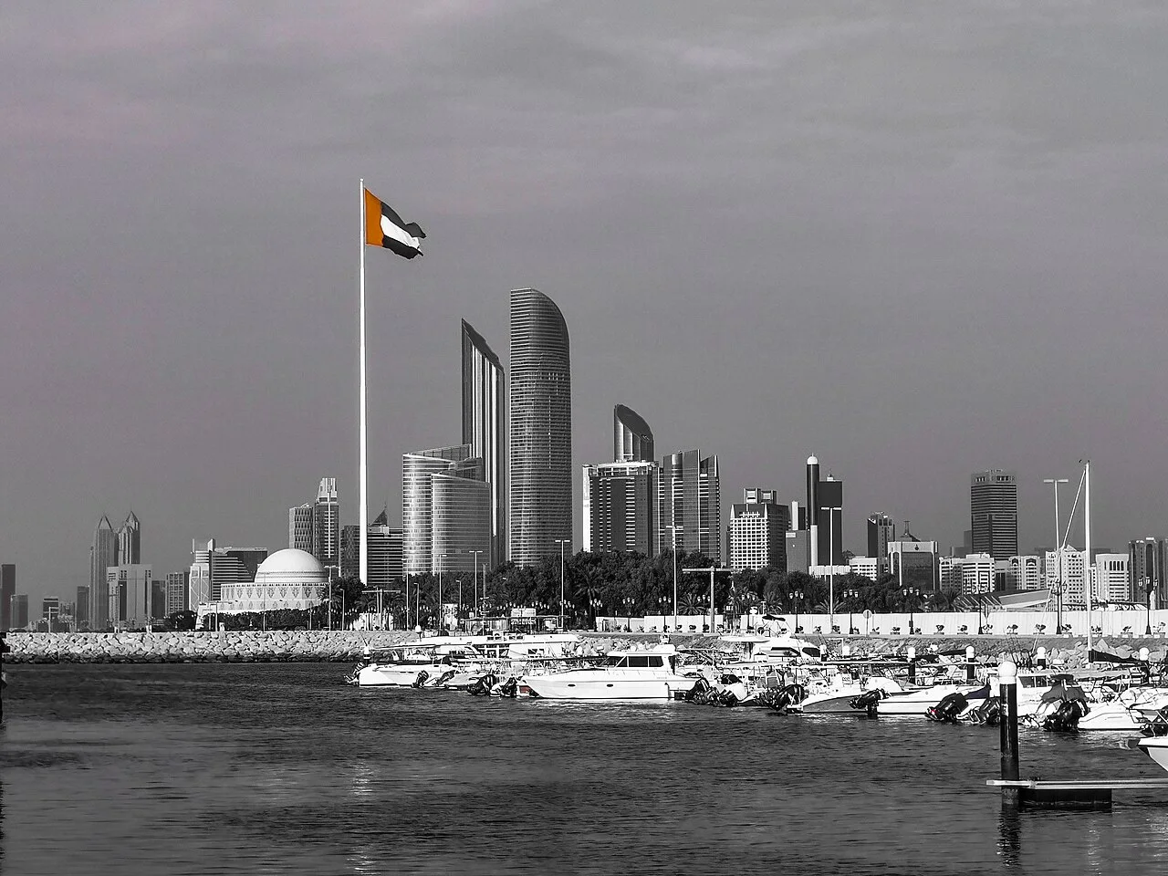 مشهد أرشيفي لأبوظبي؛ لا يصور اللقاء أو مشروعًا مشتركًا جديدًا.