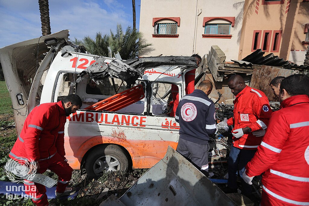 صورة أرشيفية لفحص سيارة إسعاف مدمرة في دير البلح؛ ليست للحوادث المشمولة في الحصيلة.