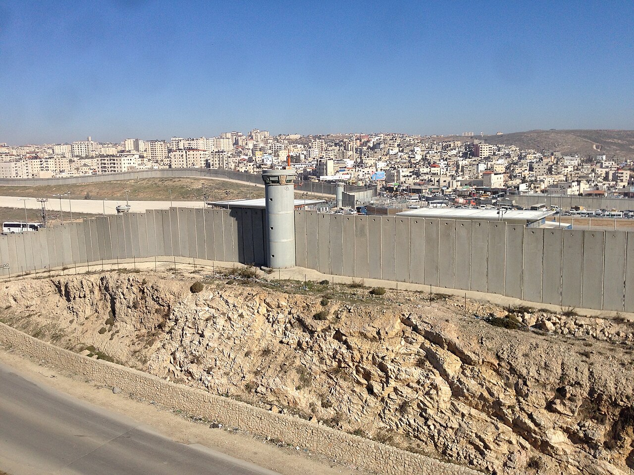 حاجز قلنديا في صورة أرشيفية؛ ليست للاقتحام المذكور.
