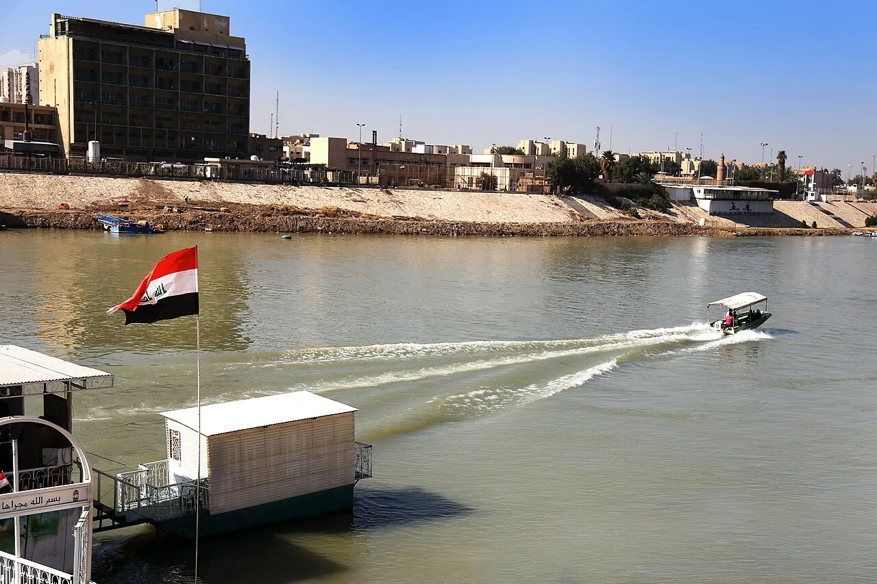 صورة أرشيفية: نهر دجلة قرب شارع المتنبي في بغداد. لا توثق الحدث الحالي.