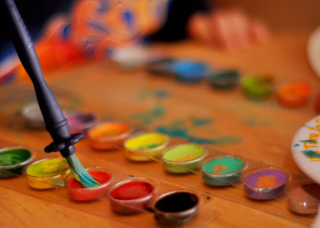 ألوان وفرش رسم - صورة تعبيرية