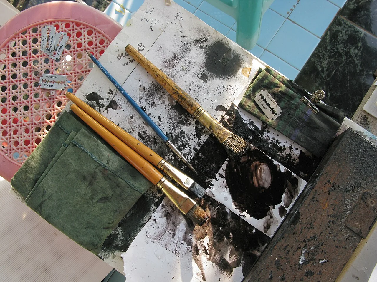 أدوات رسم لفنان في ميانمار؛ صورة تعبيرية وليست من أعمال الفائزين في ألماتي.