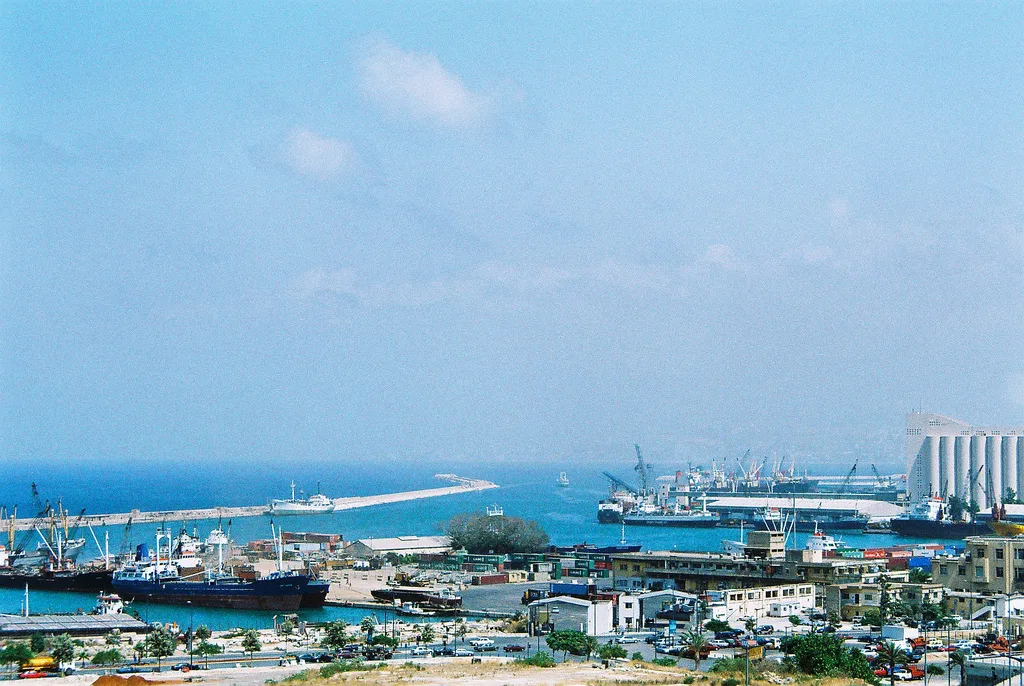 مرفأ بيروت عام 2003 — صورة أرشيفية تسبق انفجار المرفأ.