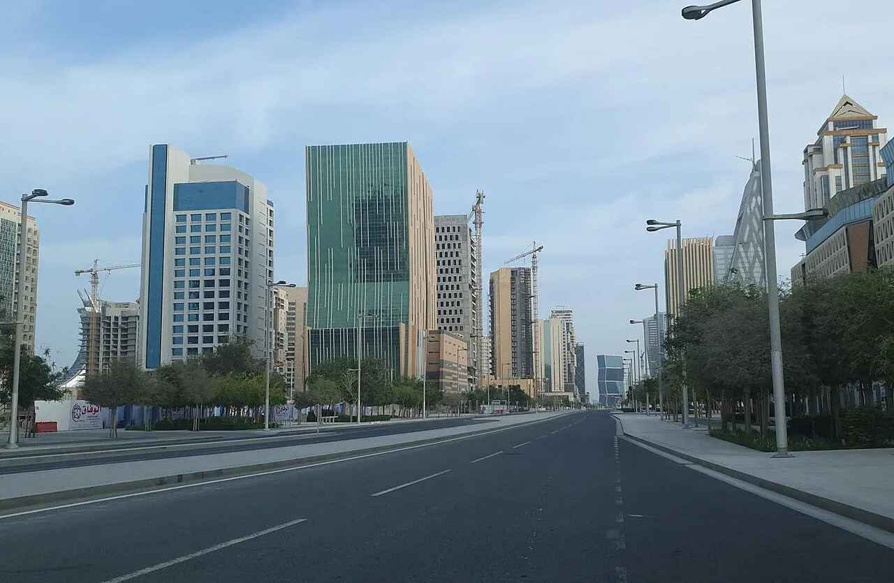 مبانٍ مكتبية في لوسيل؛ صورة أرشيفية لا تمثل عقارات الصفقات المذكورة.